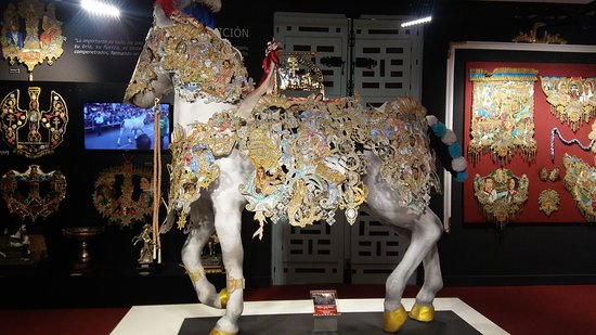Caballo adornado con vino