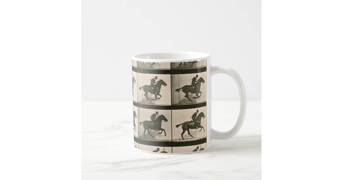 Caballo café en movimiento